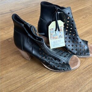 BNWT Women’s Toms Heels